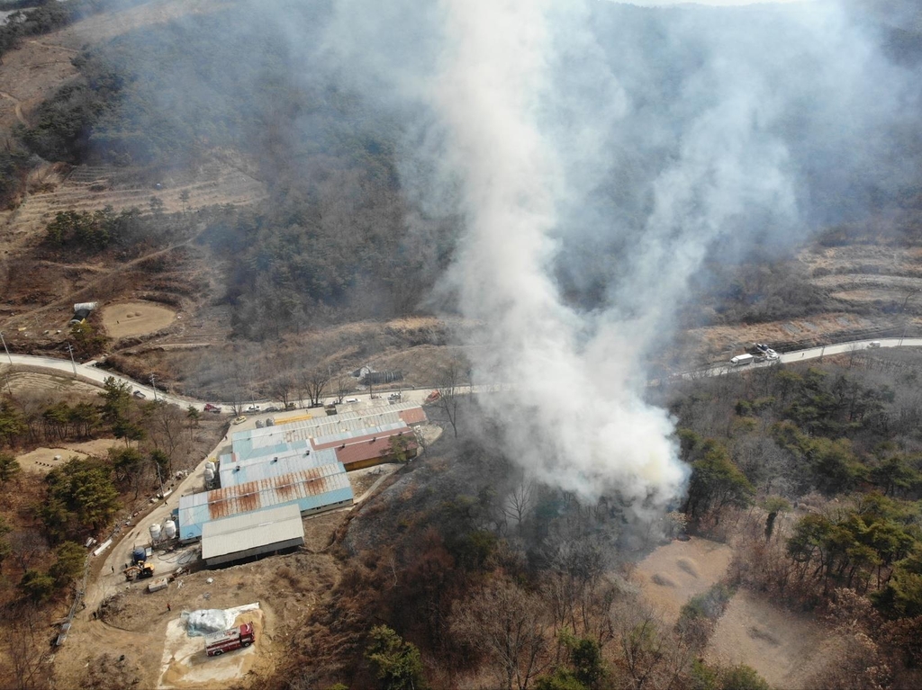 경북 군위 돈사 근처서 산불 발생…산림 당국 "진화 중"