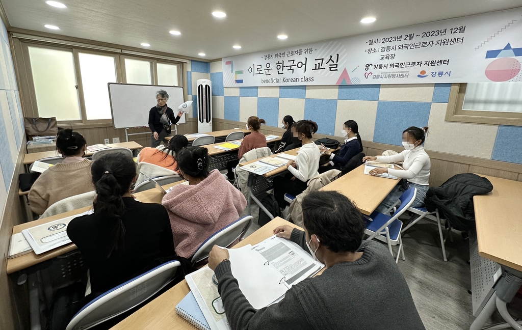 강릉 외국인 근로자 한국어 교실 인기…의료·법률 상담도 개설