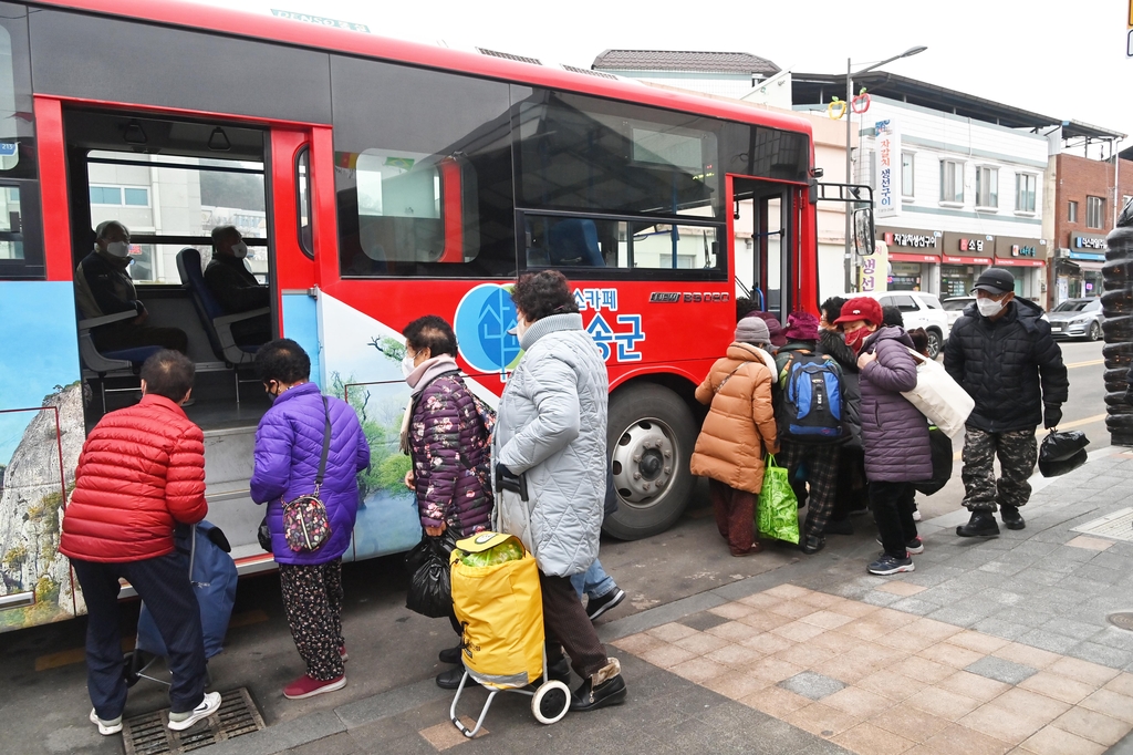 "교통복지 늘린다"…고령자 버스 무료화 나서는 지자체들