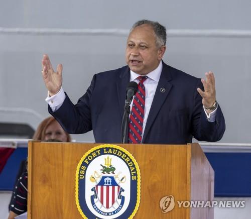 美 해군성 장관 "중국 함대가 더 커…개선 필요"