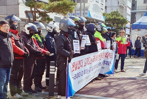 "요기요 본사 정책 탓에 못살겠다"…배달기사들 광주서 기자회견(종합)