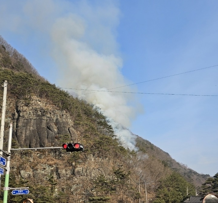 경북 봉화 청량산에 불…헬기 4대 등 투입해 진화 중