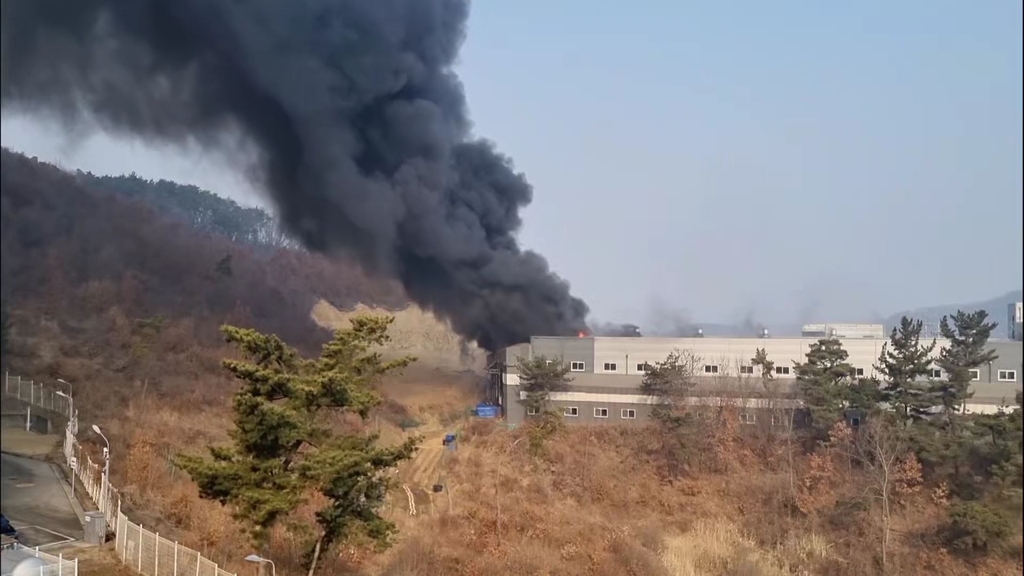 화성 건축자재 공장서 불…대응 1단계 진화 중