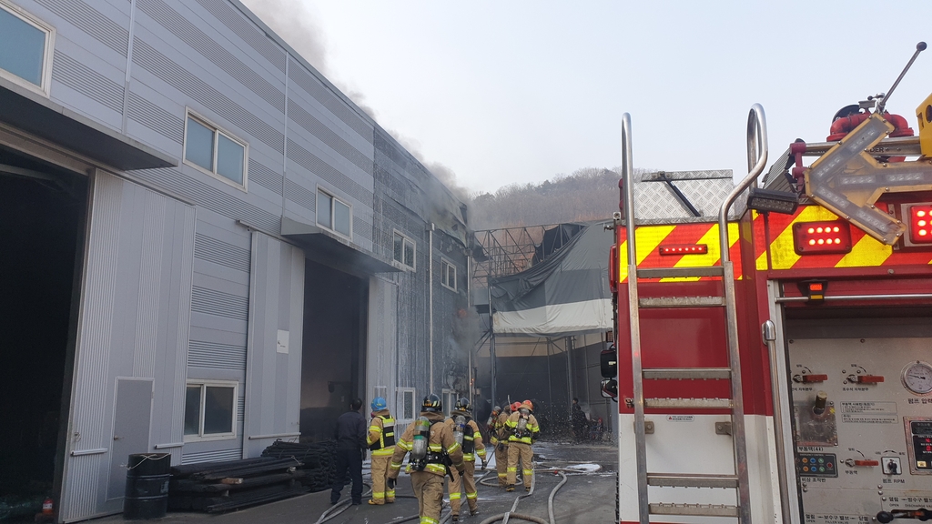 화성 건축자재 공장서 불…대응 1단계 진화 중