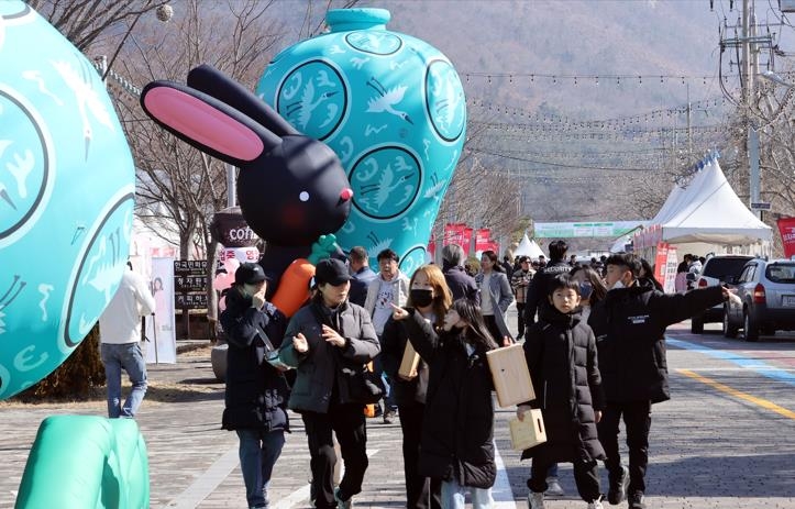 '겨울 개최' 청자축제 인파…강진 관광지 덩달아 붐벼