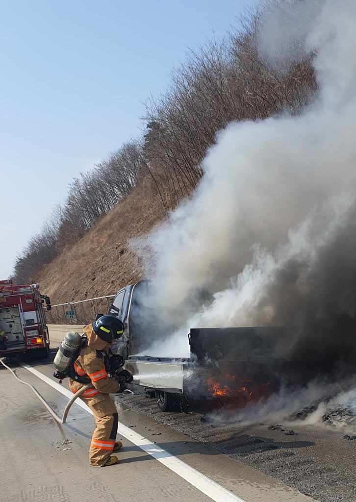 보은서 고속도로 차량 화재 산불로 번져…임야 0.2㏊ 타