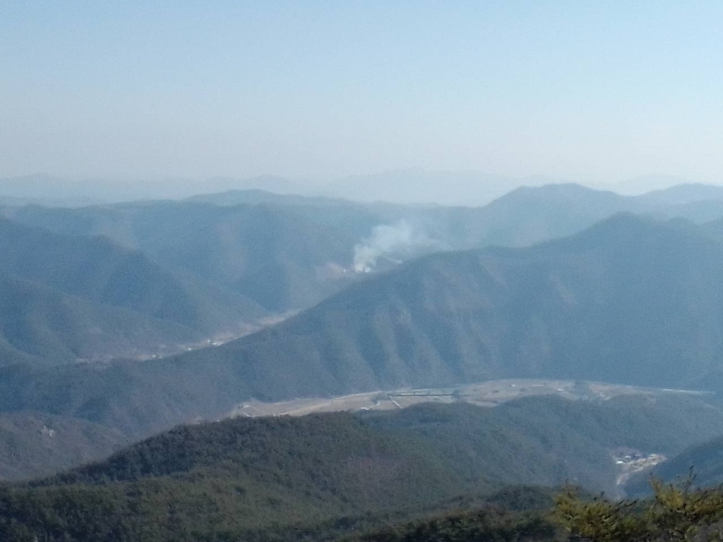 경북 안동 길안면 야산 산불…헬기 2대 등 투입 진화 중