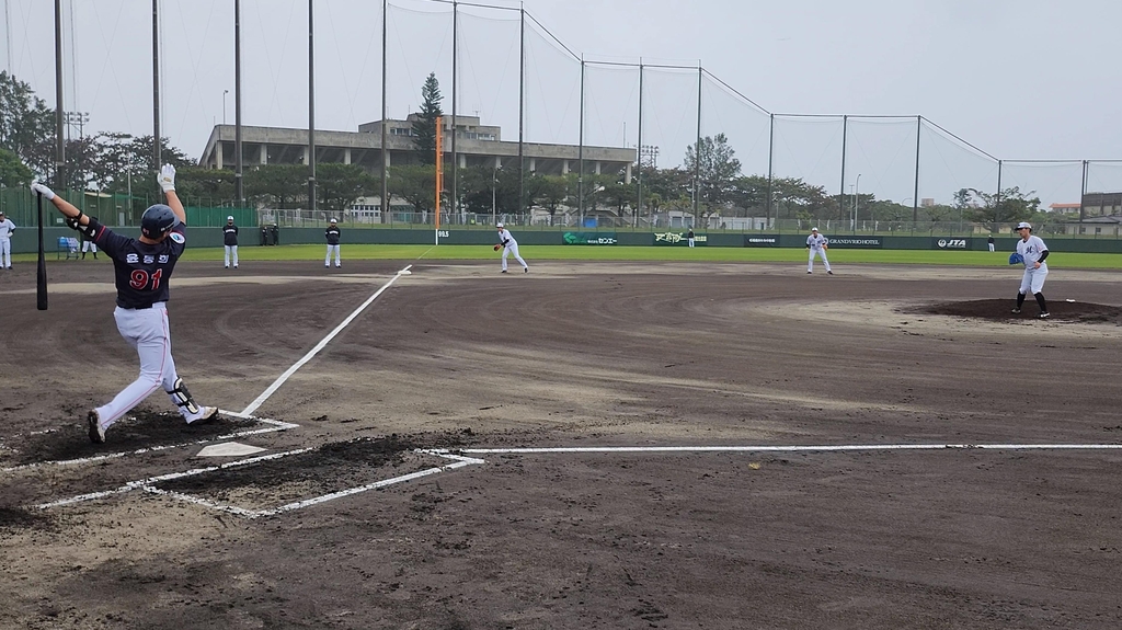 KBO 롯데, 일본 지바롯데와 합동훈련…고승민, 안타성 타구 2개