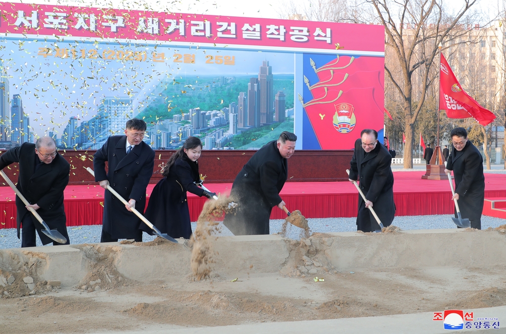 김정은, 딸 '주애'와 평양 서포지구 새거리 착공식 참석(종합)