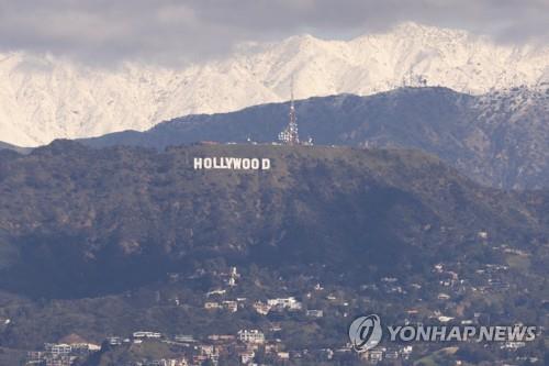 [월드&포토] 34년만에 눈보라 경보 LA, '할리우드 사인' 너머 거대 설산