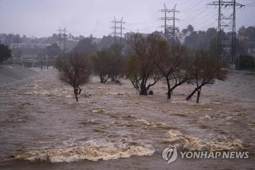 [월드&포토] 34년만에 눈보라 경보 LA, '할리우드 사인' 너머 거대 설산