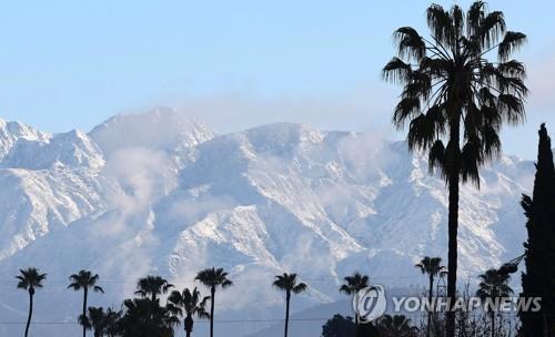 [월드&포토] 34년만에 눈보라 경보 LA, '할리우드 사인' 너머 거대 설산