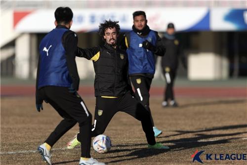 프로축구 흥행열기 K리그2로 번질까…개막 3만 관중 신기록 도전