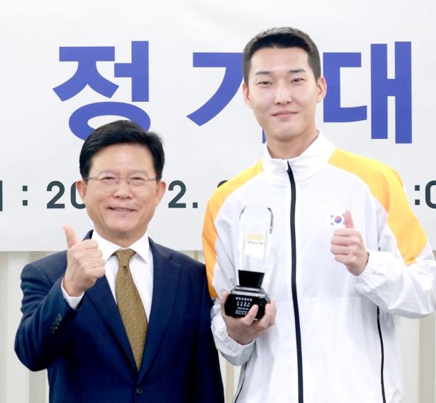 우상혁, 대한육상연맹 올해의 선수상…김도균 코치는 지도자상