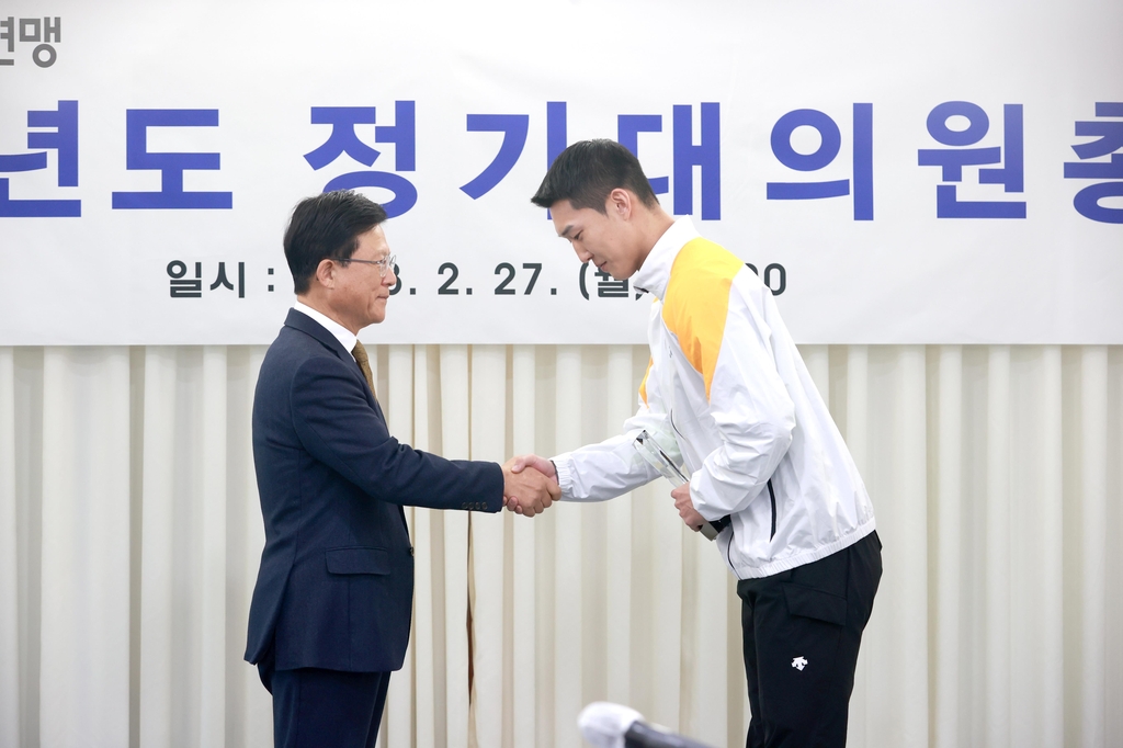 우상혁, 대한육상연맹 올해의 선수상…김도균 코치는 지도자상