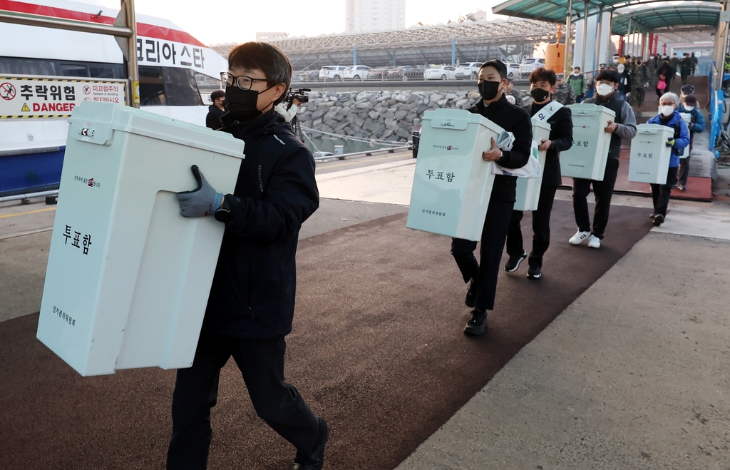 [사진톡톡] '조합장선거 투표함 들고 섬으로'