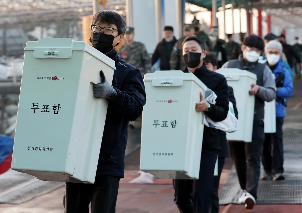 [사진톡톡] '조합장선거 투표함 들고 섬으로'