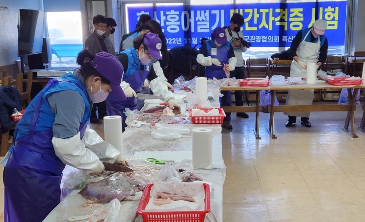 신안군, K-푸드 홍어썰기 학교 운영