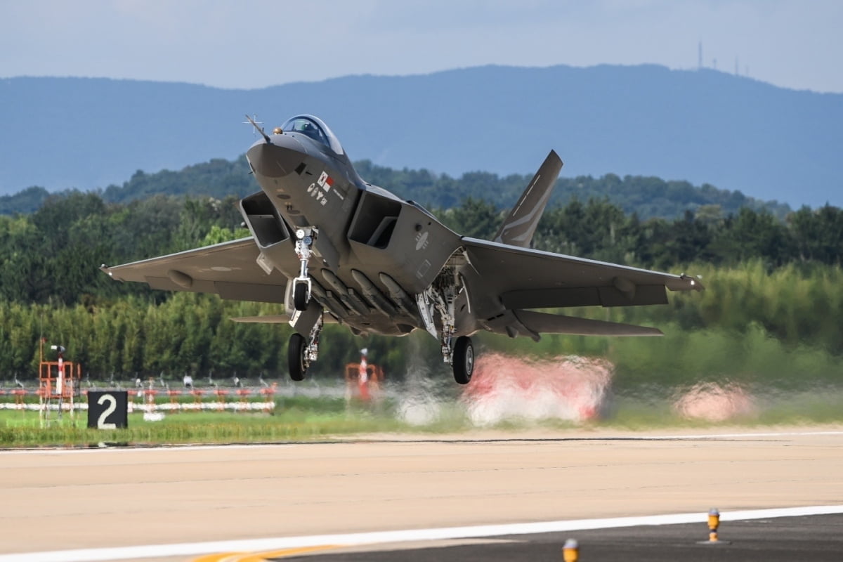 한국형전투기 KF-21 시제4호기 최초비행…34분간 비행 성공