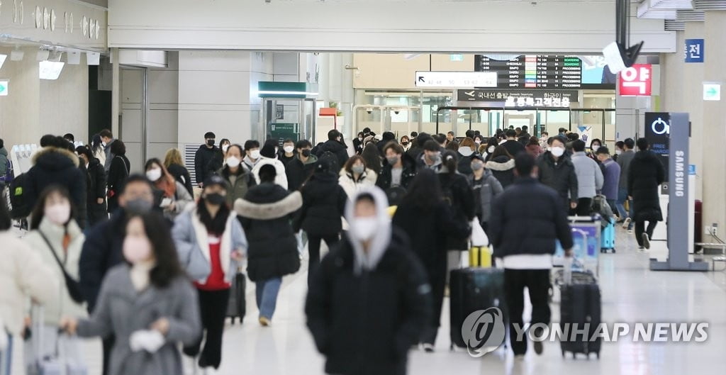 "규제 풀려도 마스크 안 벗네"…한국인은 왜?