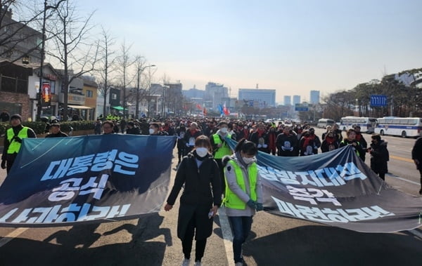 이태원참사 유족, 서울광장 분향소 설치…경찰과 대치