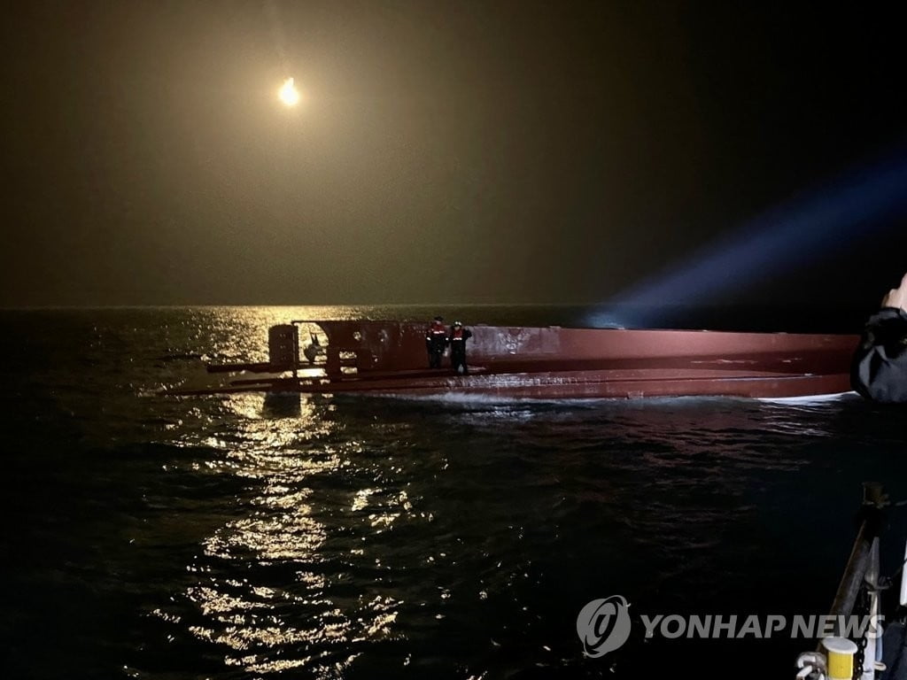 신안 해상서 24t급 어선 전복…3명 구조·9명 수색 중