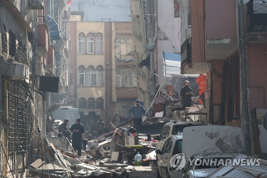 "최대 20만명, 잔해에 갇혀"…한국, 첫날 5명 구조