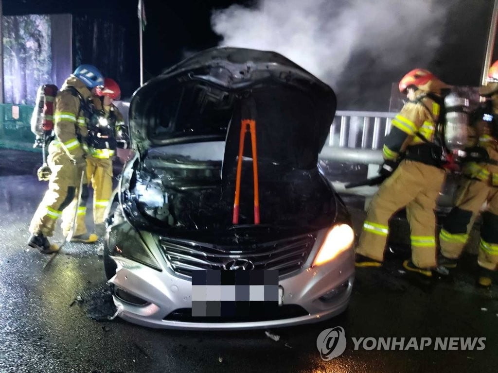 평창서 교통사고 화재…대학생 추정 남녀 5명 숨져