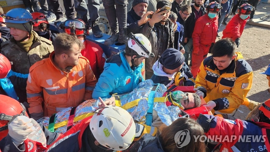 "기적은 계속된다"…지진 발생 198시간 만에 3명 생환