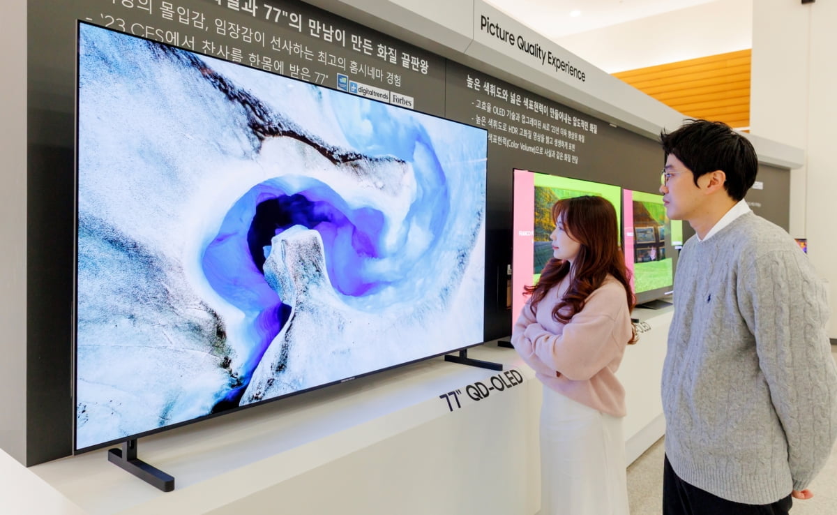 삼성디스플레이, 23년형 QD-OLED 신제품 임직원 평가 전시