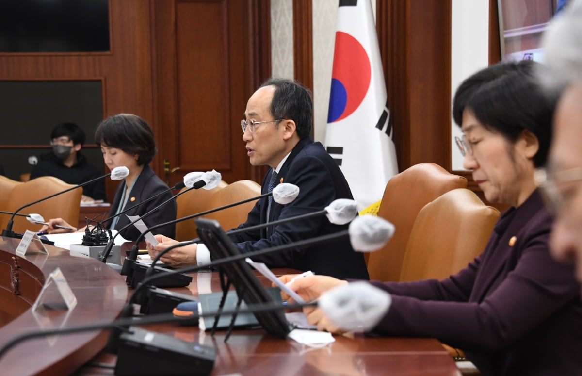 반도체 또 역성장인데…추경호 "조특법 한시가 시급"