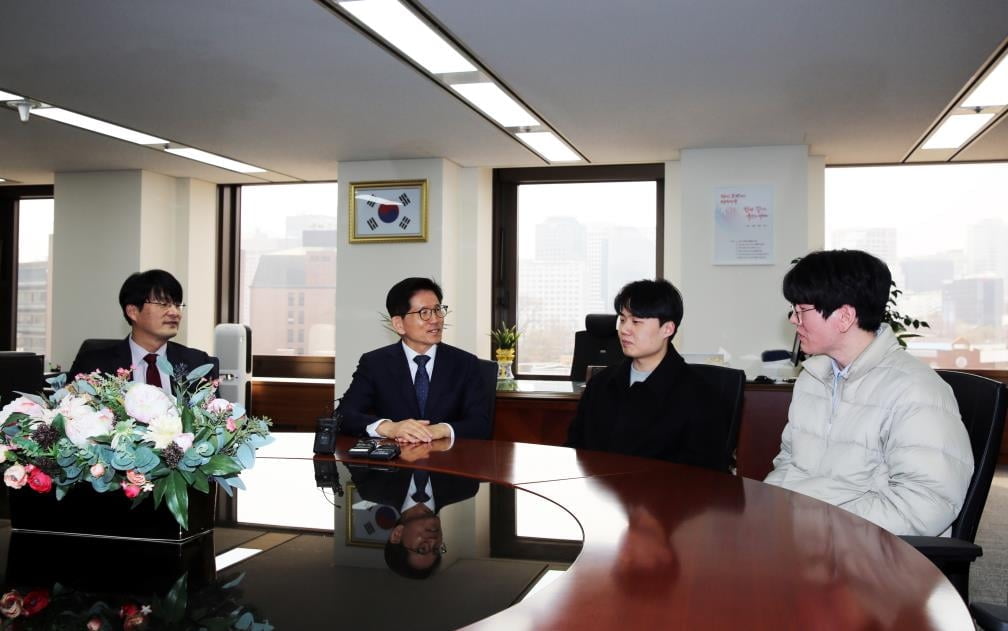 김문수(가운데) 경제사회노동위원회 위원장이 송시영(오른쪽) 서울교통공사 올바른노동조합 위원장, 이동훈 한국가스공사 더 코가스 노조 위원 등 '새로고침 노동자협의회' 관계자들과 지난 13일 서울 종로구 경사노위에서 면담하고 있다. 30대가 주축으로 MZ노조라 불리는 '새로고침 노동자협의회'는 오는 21일 공식 출범한다.