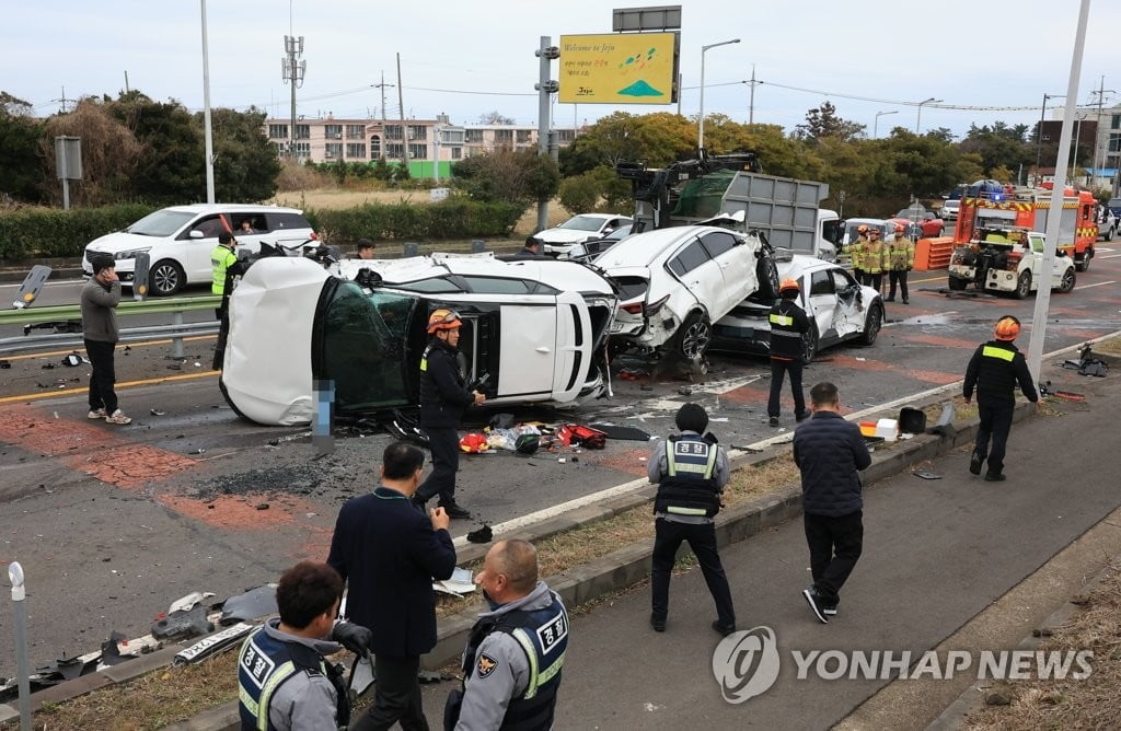 제주서 화물차 등 9중 추돌사고…12명 다쳐