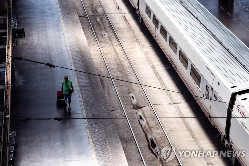 "열차가 터널보다 크네"…스페인, 황당한 행정 사고