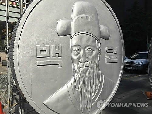 친일 논란 '이순신 표준영정' 작가 후손, "저작권료 달라" 소송