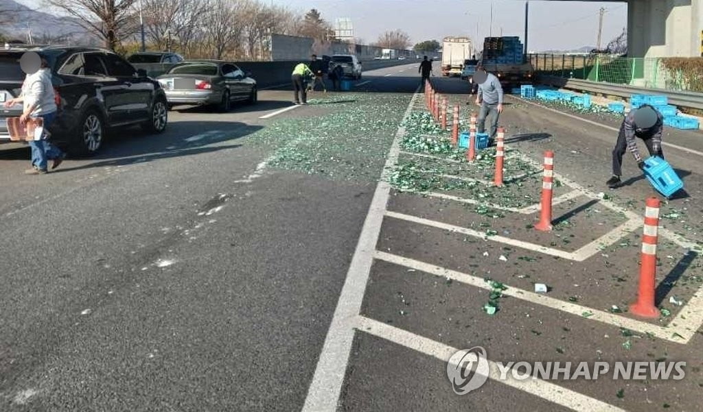 고속도로에 소주병 '와르르'…주저없이 도운 운전자들