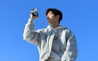차은우, 파란 하늘 아래 얼굴 천재…서사는 청춘 영화 한 편
