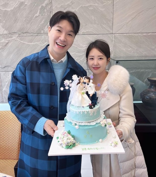 '23살 연상연하' 박수홍♥김다예, 웨딩 케이크 받고 활짝…다홍이까지 한 자리