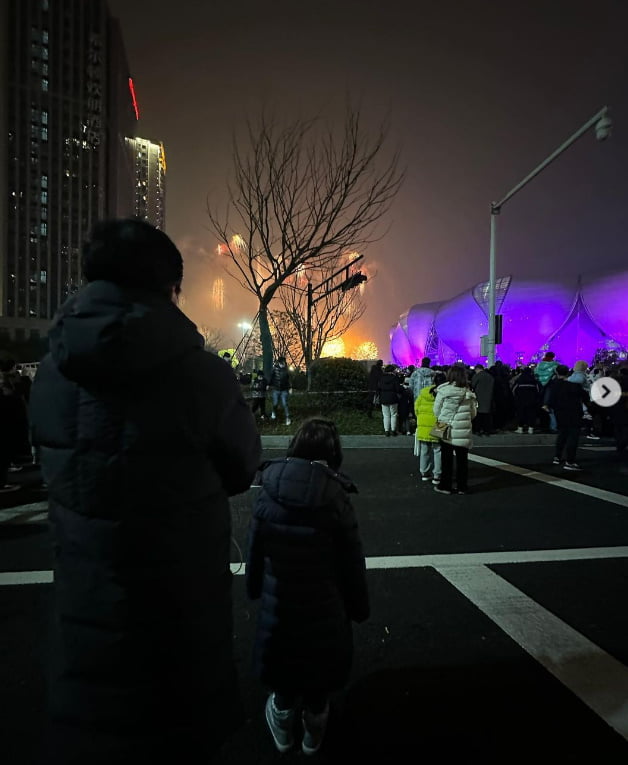 '김태용♥' 탕웨이, 딸 썸머와 불꽃축제 "마침내, 가족 나들이"