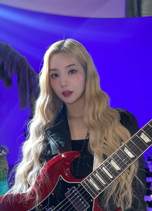 아이즈원 출신 권은비, 이렇게 섹시한 기타리스트 봤어?