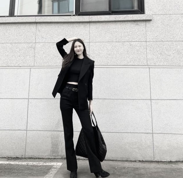 '남궁민♥' 진아름, 모델은 다르네…명품 Y사 가방 보다 빛나는 올 블랙 슈트핏