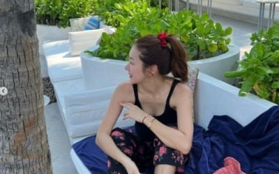 '인교진♥' 소이현, 애둘맘의 청순 아우라…휴양지서 한 컷