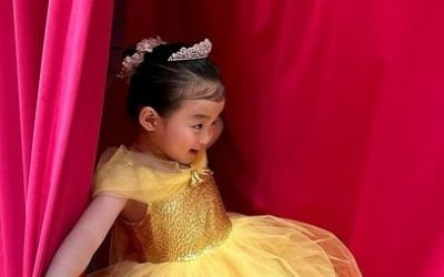 정준호♥이하정 딸, 티아라+드레스 입고 공주놀이에 푹 "정말 많이 컸다"
