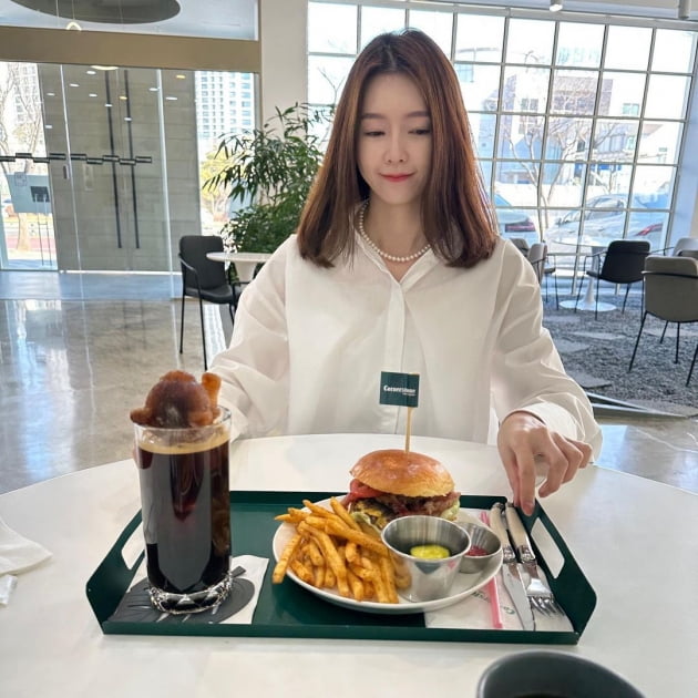 '돌싱' 조예영, 한결 편안해진 얼굴…일산 카페에서 햄버거 먹방 중 "맛있게 먹으면 0kcal"