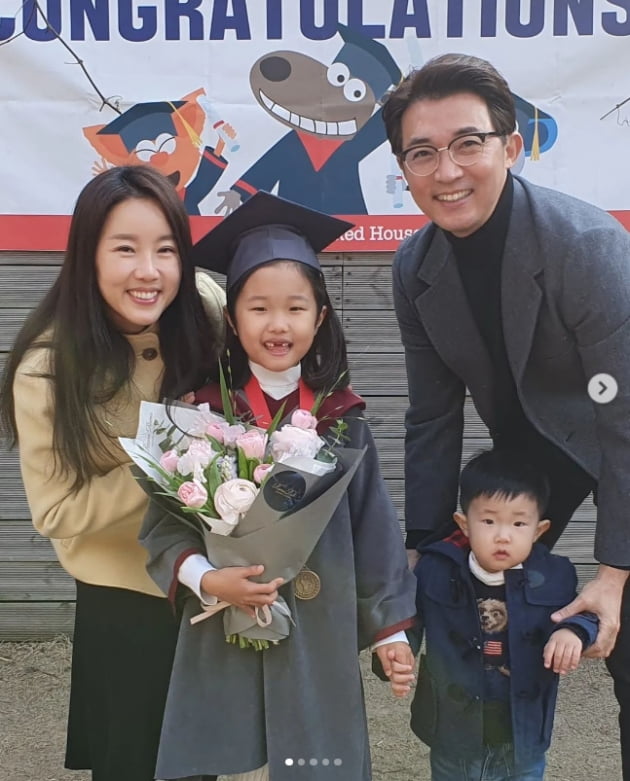 안재욱, 행복한 가족사진 공개...딸의 아름다운 졸업식