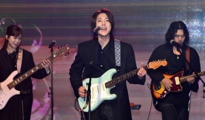 [TEN 포토] 김현중 '멋진 기타실력'