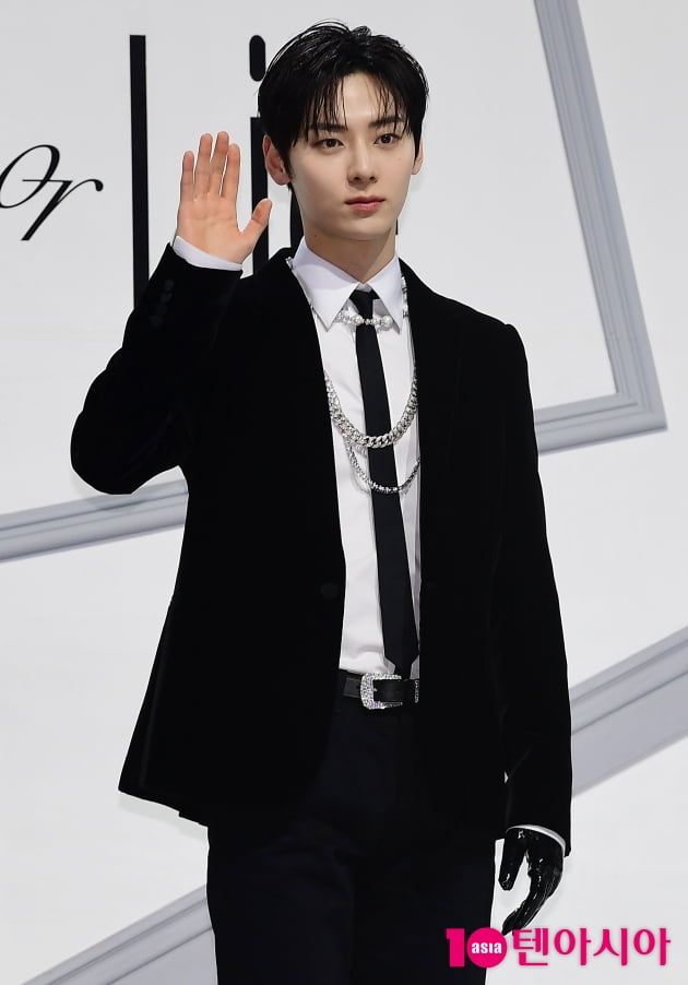 [TEN 포토] 황민현 '타이틀곡 '히든 사이드'로 솔로 컴백'