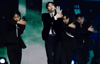 [TEN 포토] 황민현 '섹시한 눈빛'