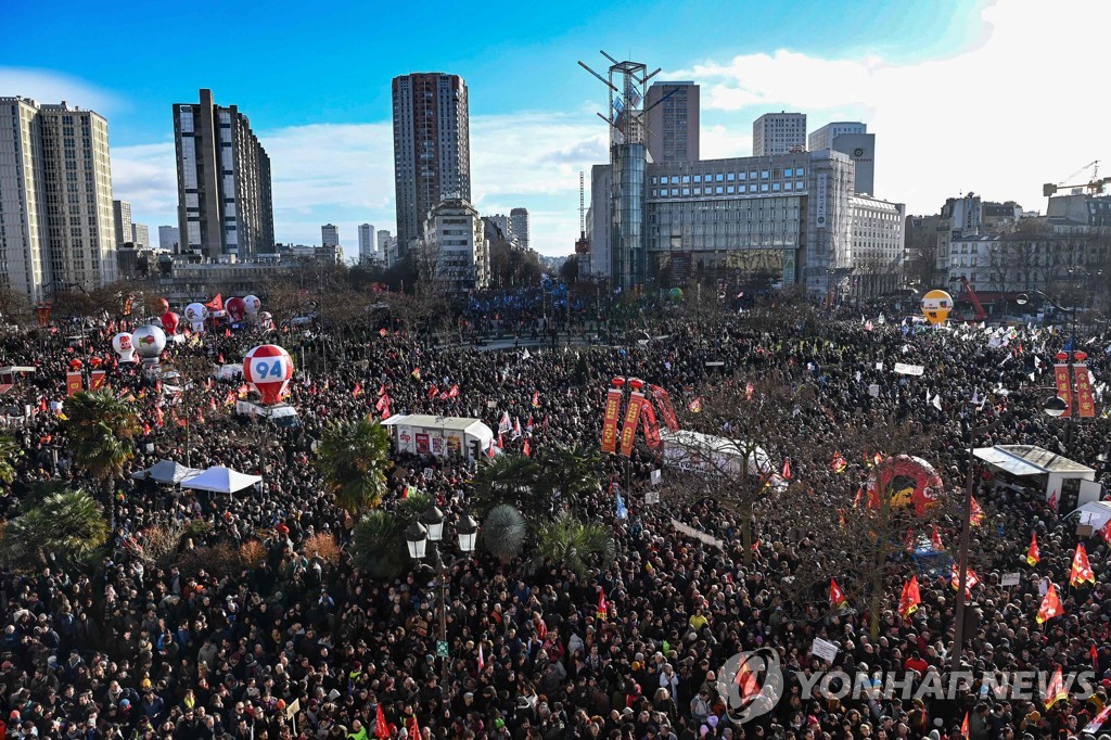 佛연금개혁 2차 반대시위 인파 더 늘어…"127만 vs 280만"(종합)