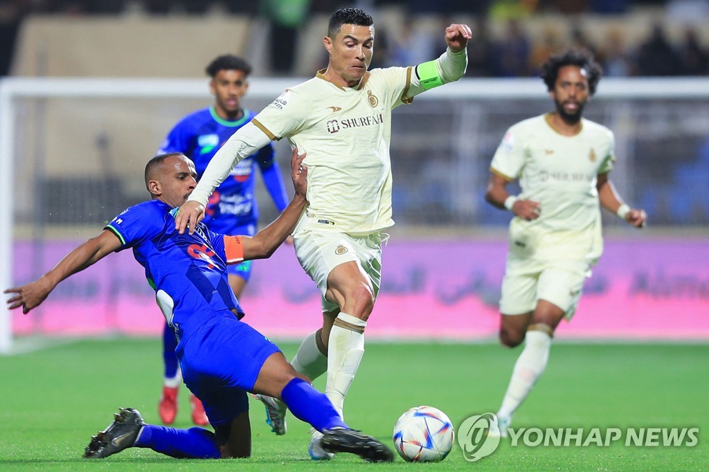 호날두, 사우디 프로축구 데뷔골…추가시간 PK 동점골